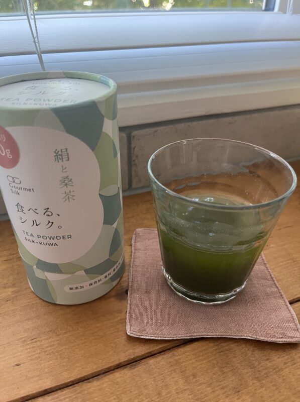絹と桑茶のパッケージと実際のお茶の写真
