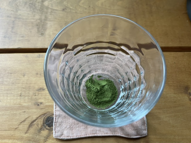 溶かす前の絹と桑茶