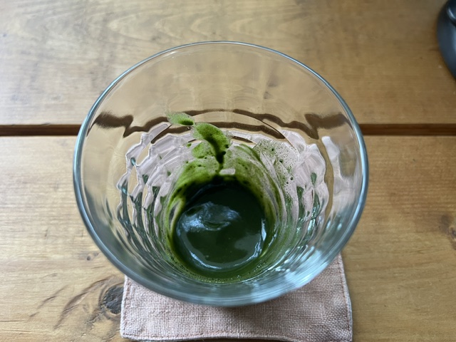 ペースト状に練った絹と桑茶