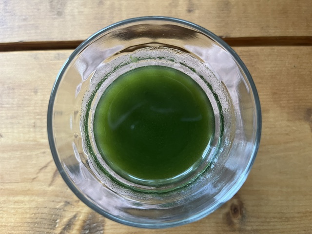 ペーストにした絹と桑茶を水で溶かした写真